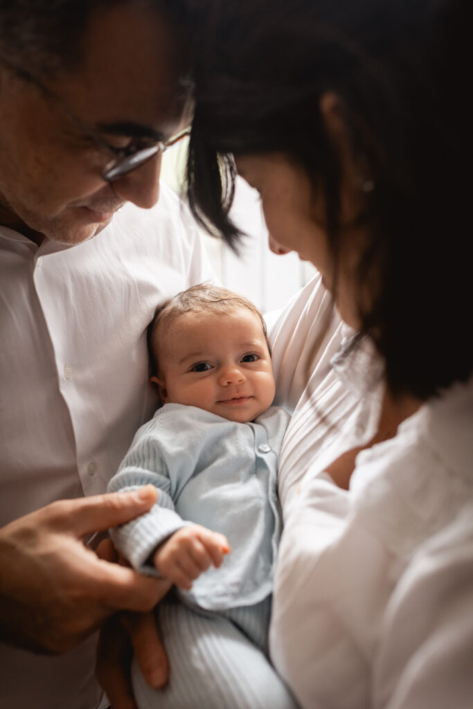 Photographe maternité bébé habillé