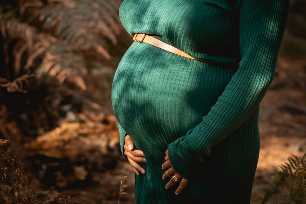 Ventre femme enceinte en automne à fontainebleau