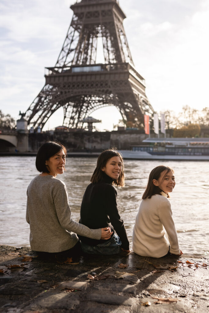 Photographe famille devant Tour Eiffel