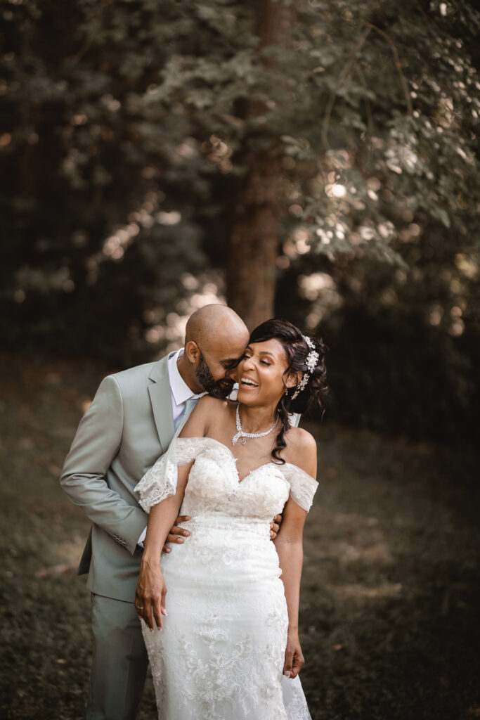 Photographe mariage Seine-et-Marne mariés rigolent entre eux