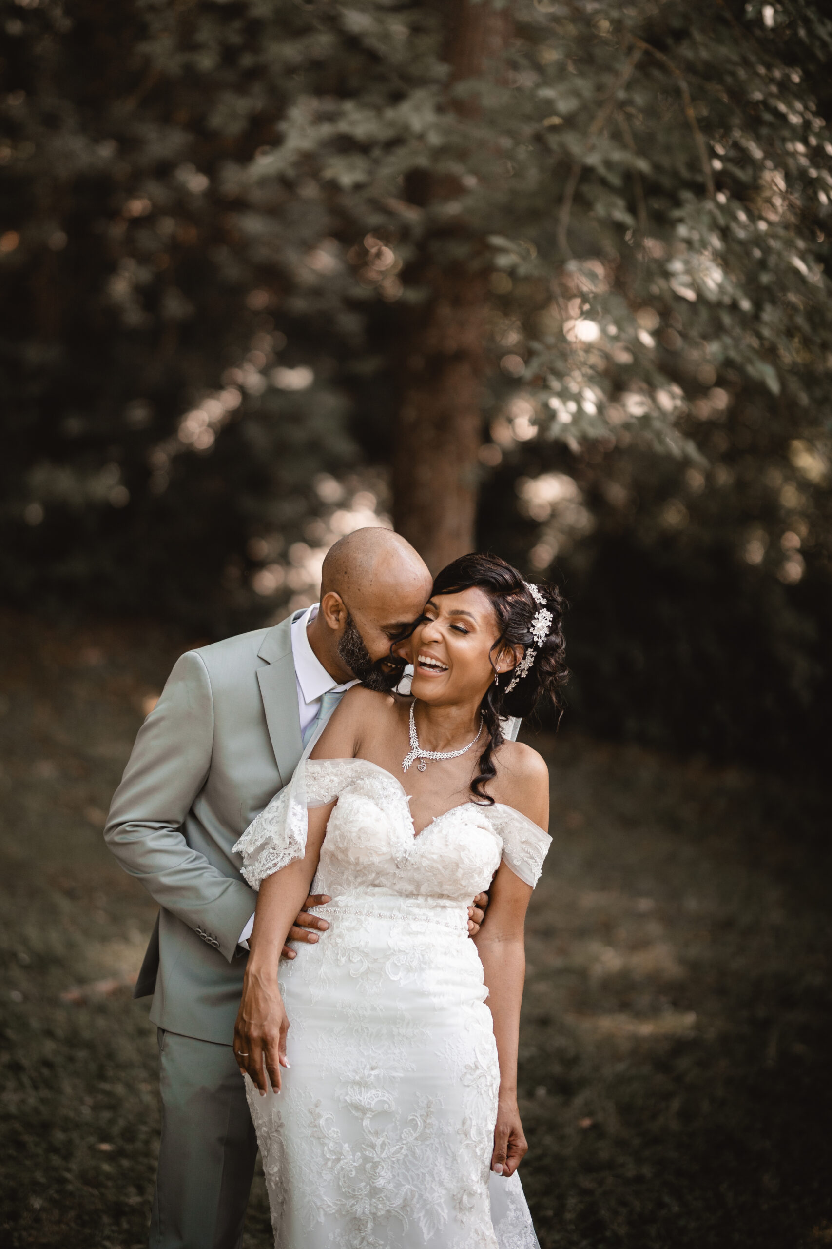 Photographe mariage Seine-et-Marne mariés rigolent entre eux