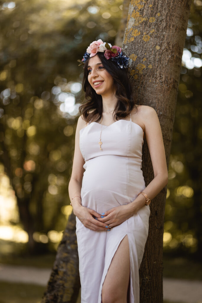 Photographe maternité femme enceinte contre un arbre