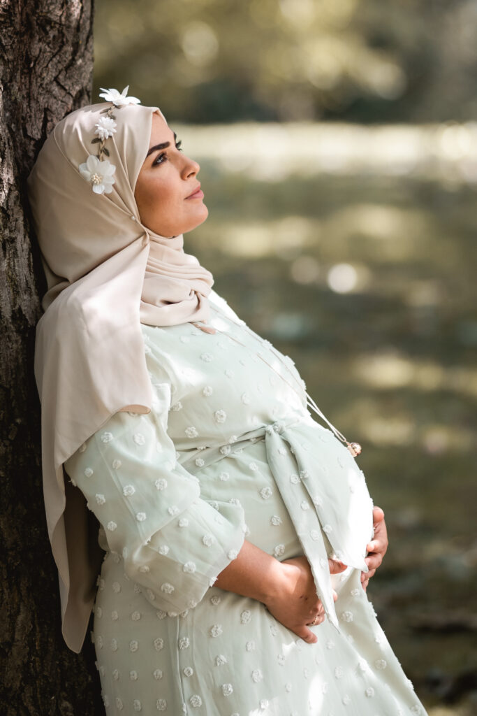 Femme enceinte songeuse