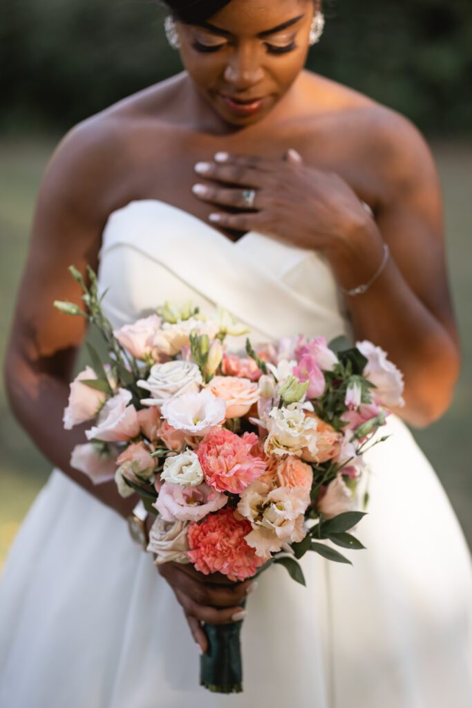 Photographe Paris mariée avec son bouquet