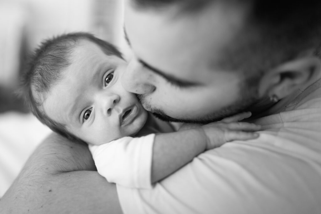 Photographe maternité bébé et son papa