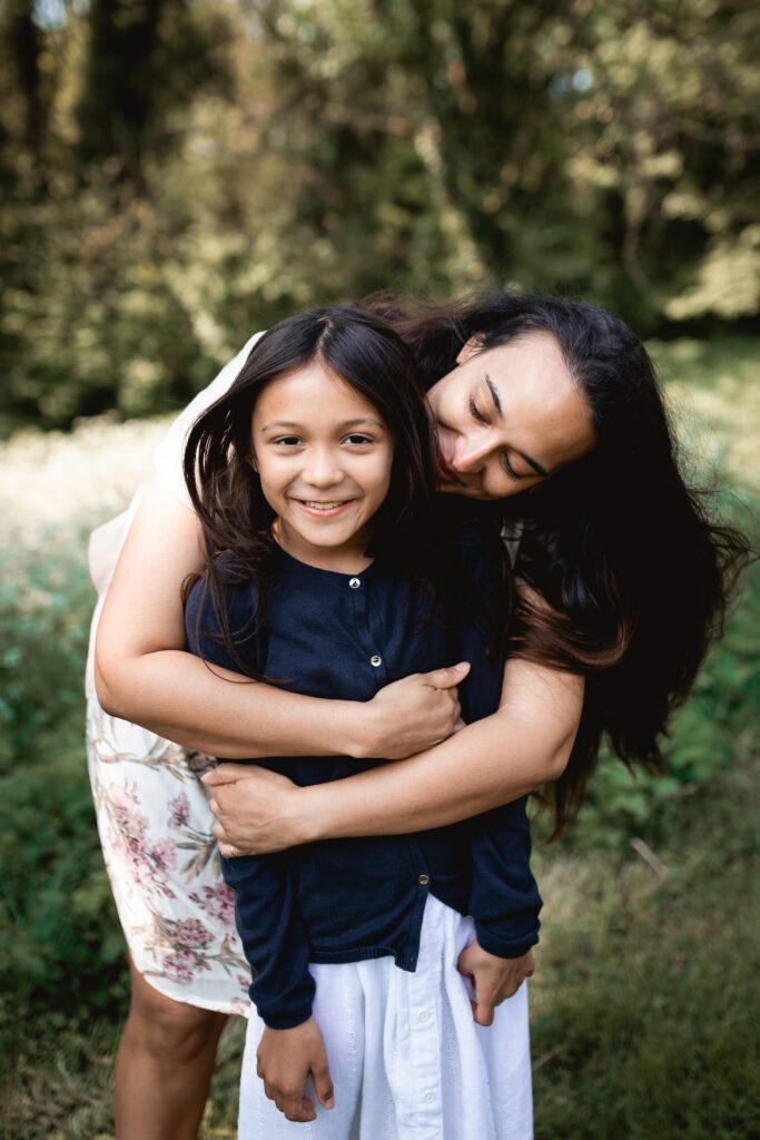 maman et fille dans un parc avec Photographe Paris