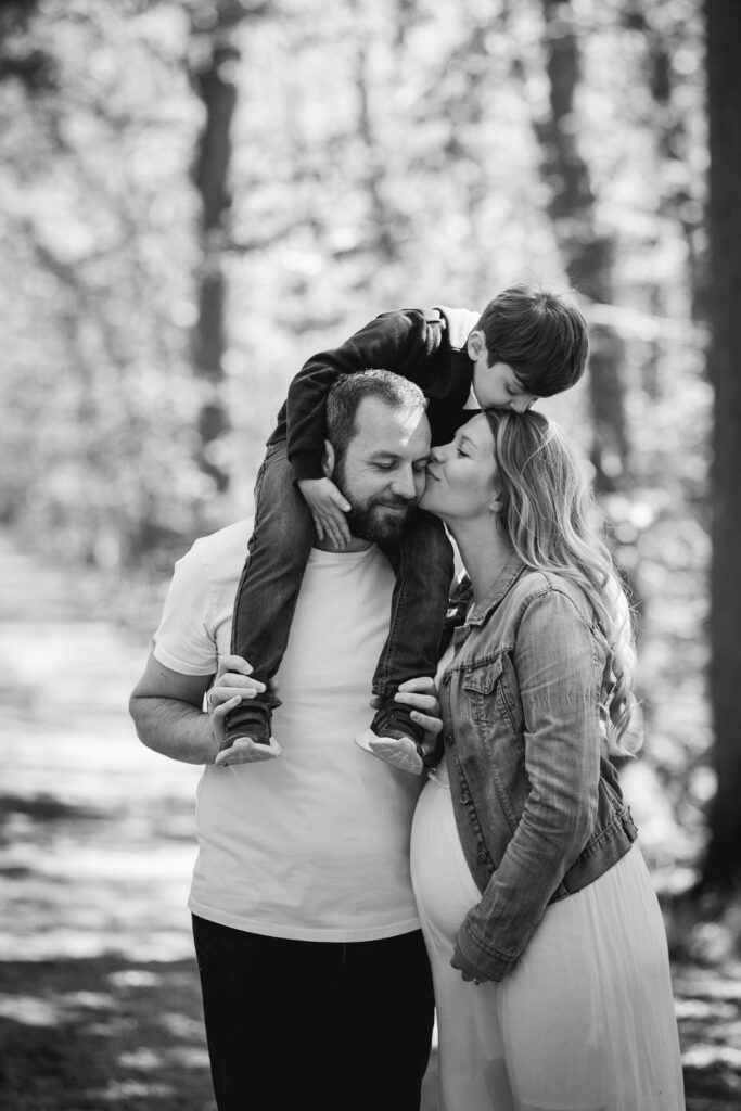 Photographe Ile-de-France avec famille avec femme enceinte dans un parc