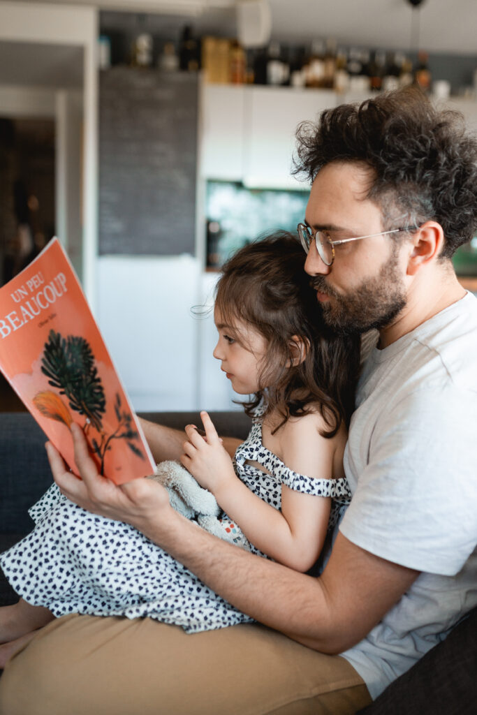 Photographe Paris capturant Papa lisant avec sa fille