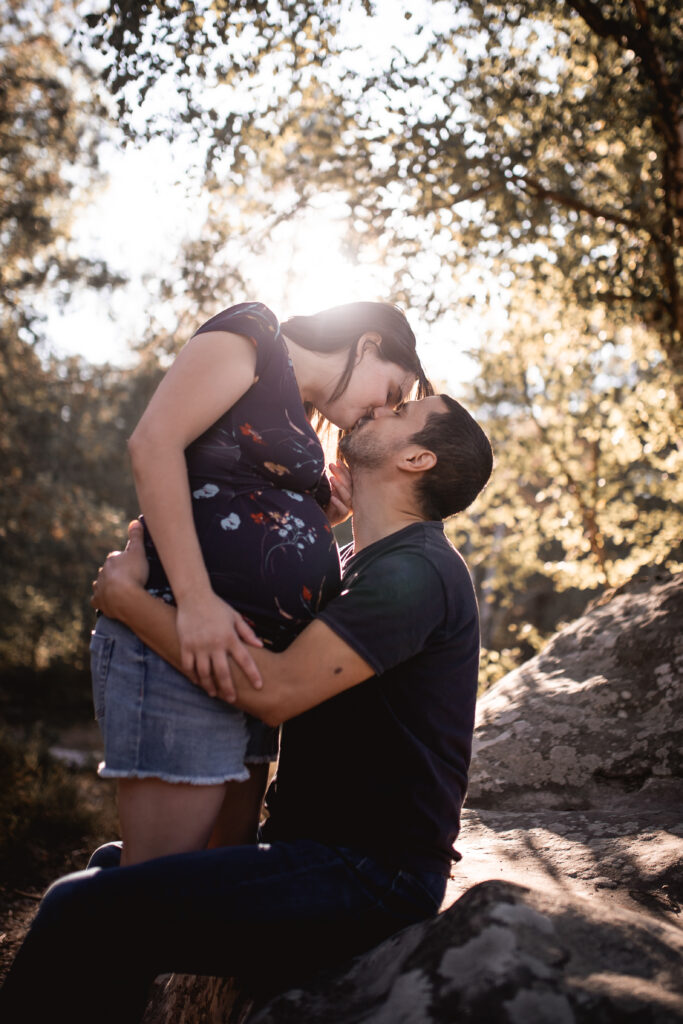 Femme enceinte embrassant son mari