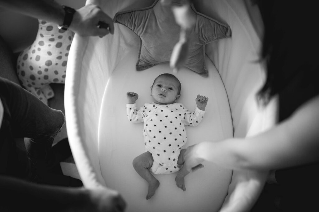 Photographe maternité bébé berceau