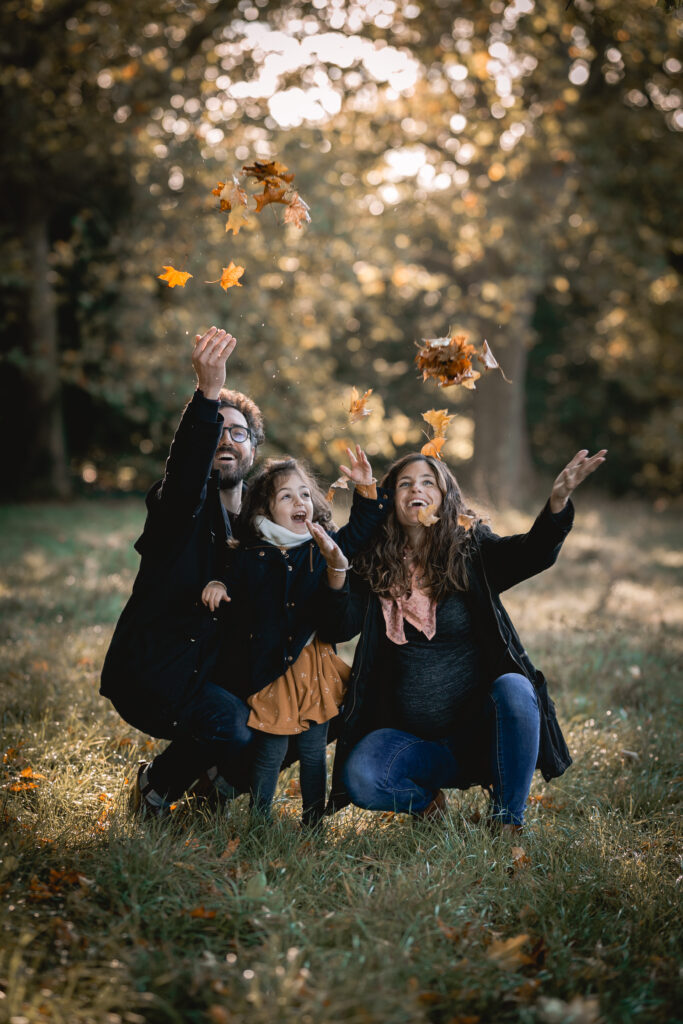 Famille lançant des feuilles à Vincennes