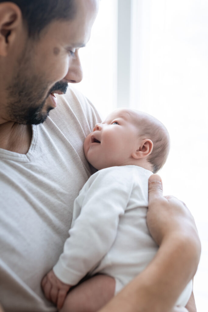Photographe maternité en Seine-et-Marne papa et son bébé