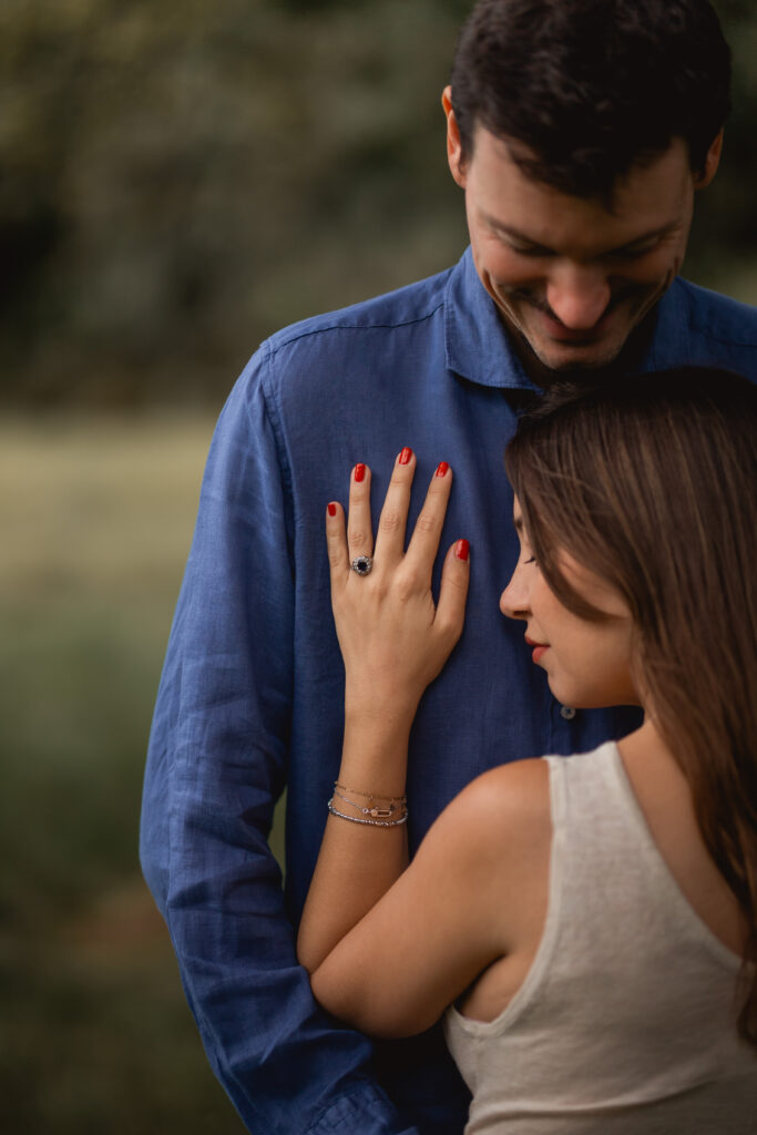 Photographe mariage couple l'un contre l'autre