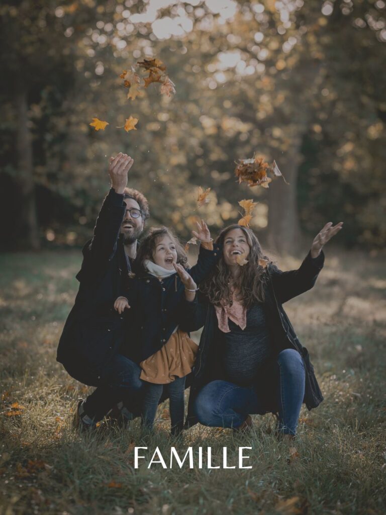 Famille lançant des feuilles Vincennes