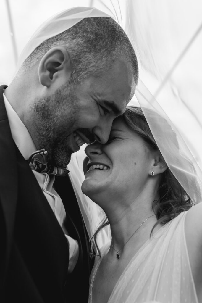 Photographe Paris immortalisant un couple