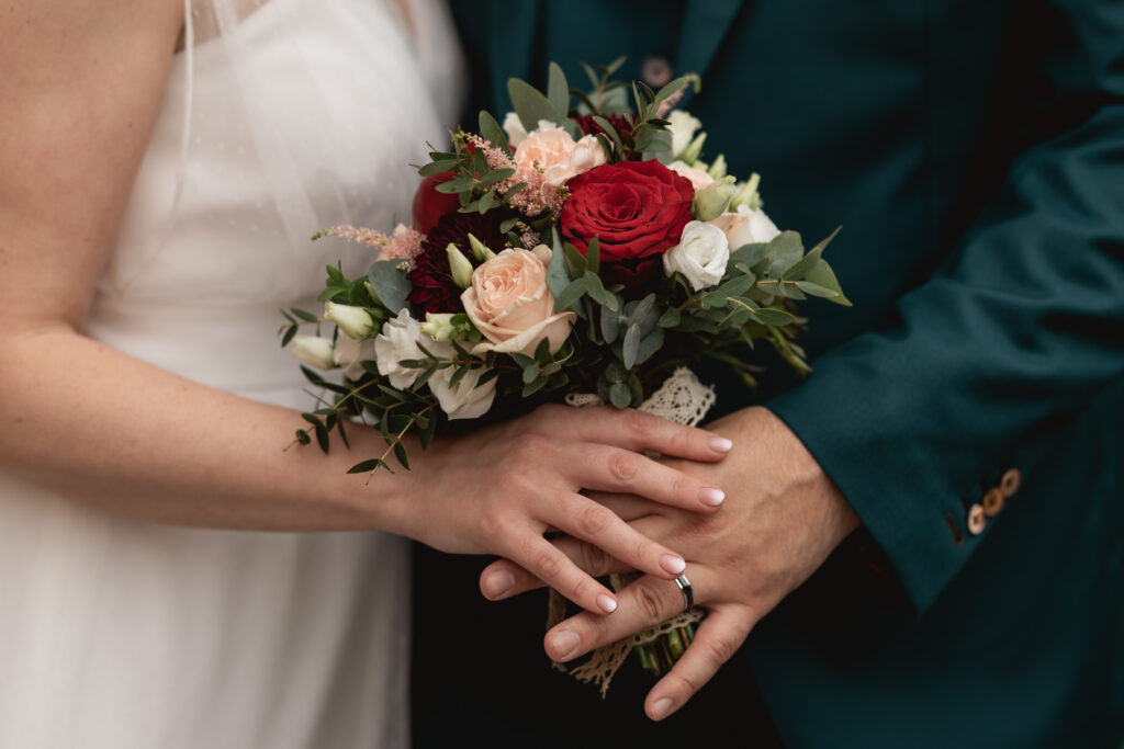 Photographe mariage Paris mains entrelacées