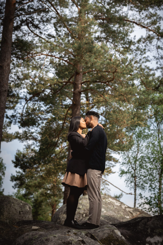 Couple debout sur rocher