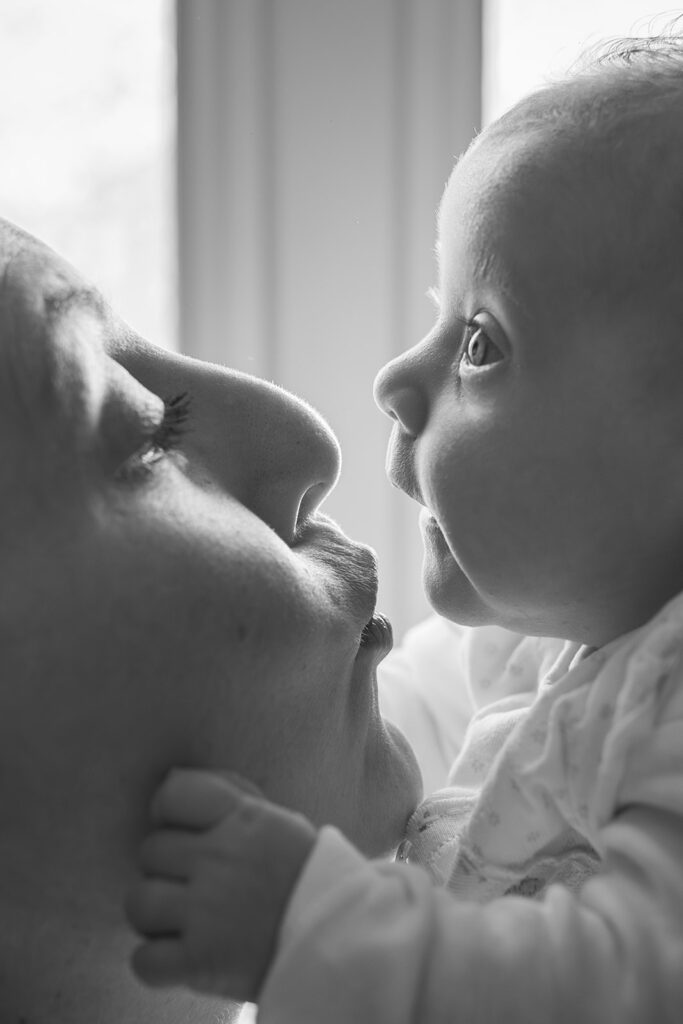 Photographe Ile-de-France avec maman et nouveau né