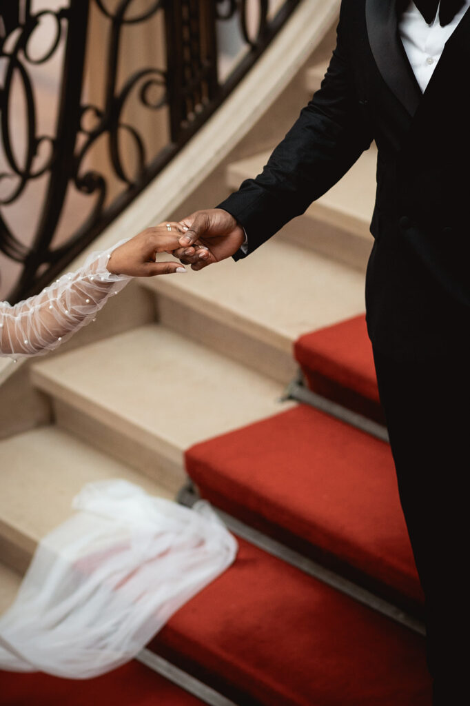 Photographe mariage Paris escalier mairie