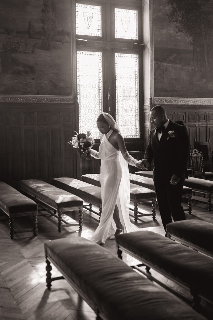 Photographe mariage Paris mariés traversant l'église