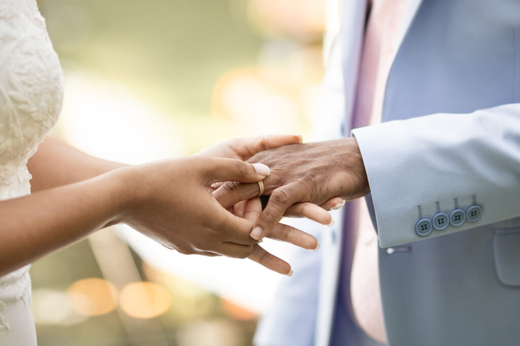 Couple femme passant alliance au doigt du marié